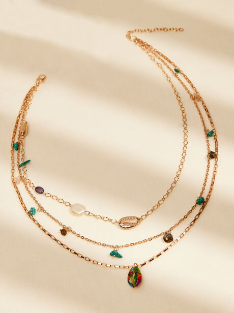 Goldfarbene Halskette Mit Mehrlagigen Steinen Und Muscheln