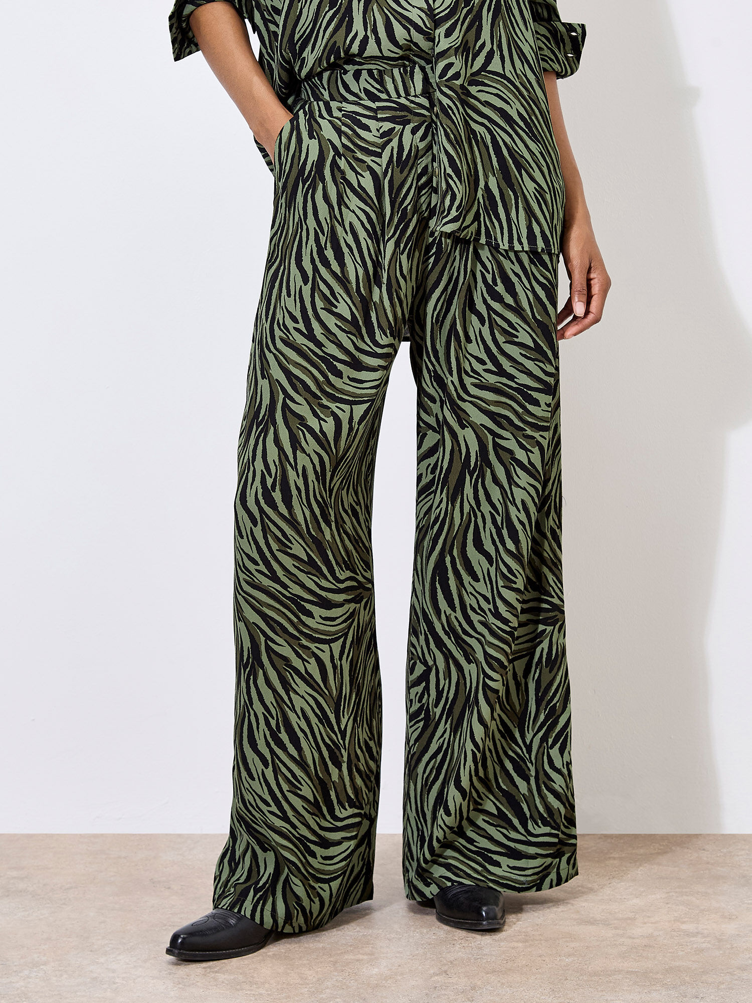 ファッション雑貨・小物その他 Berta Cotton Print Pants Easel Leopard Print Mineral Washed Terry Knit Pants in Stone