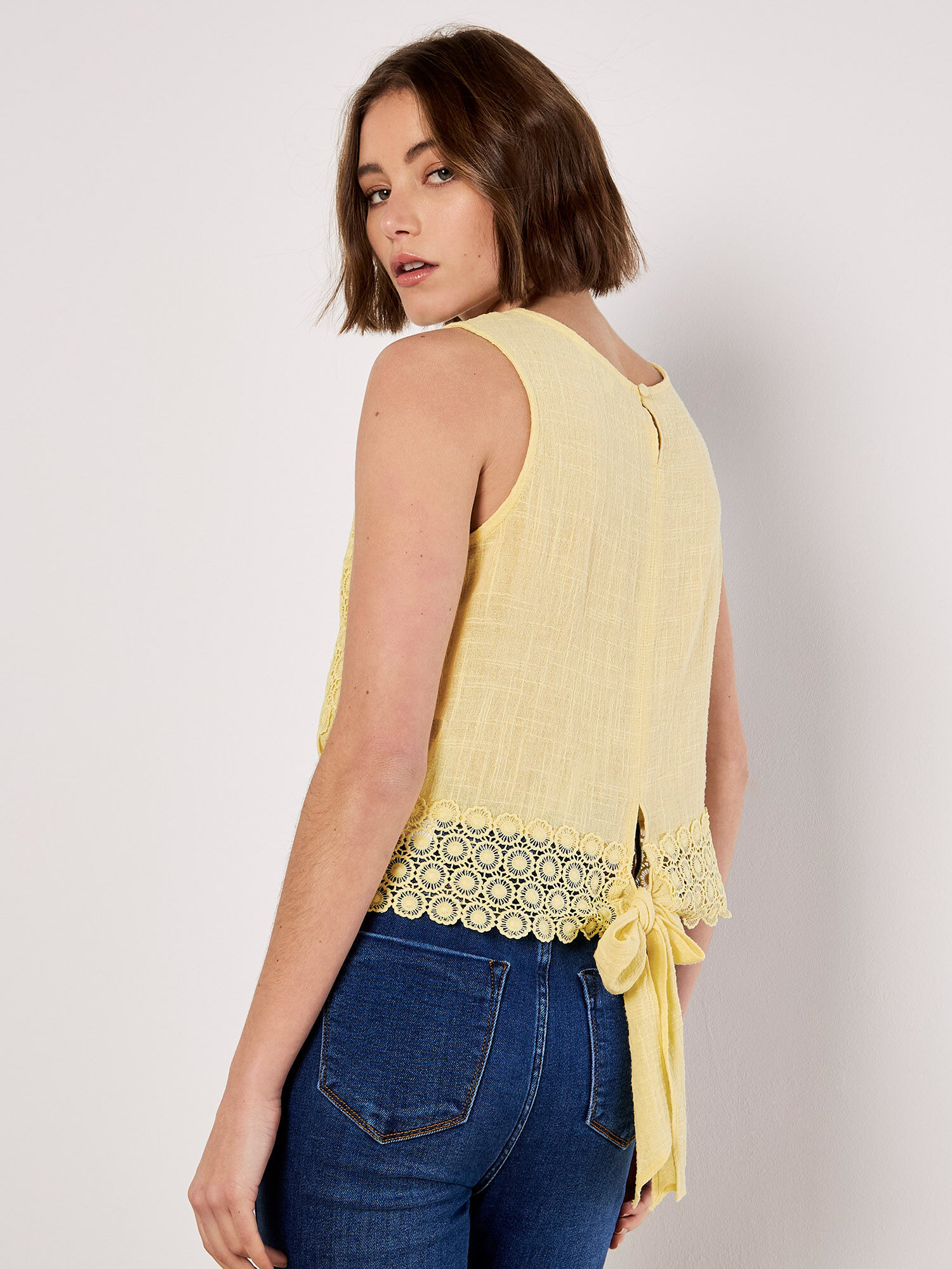 Baumwolltop mit Spitzen-Schleife | Apricot Clothing