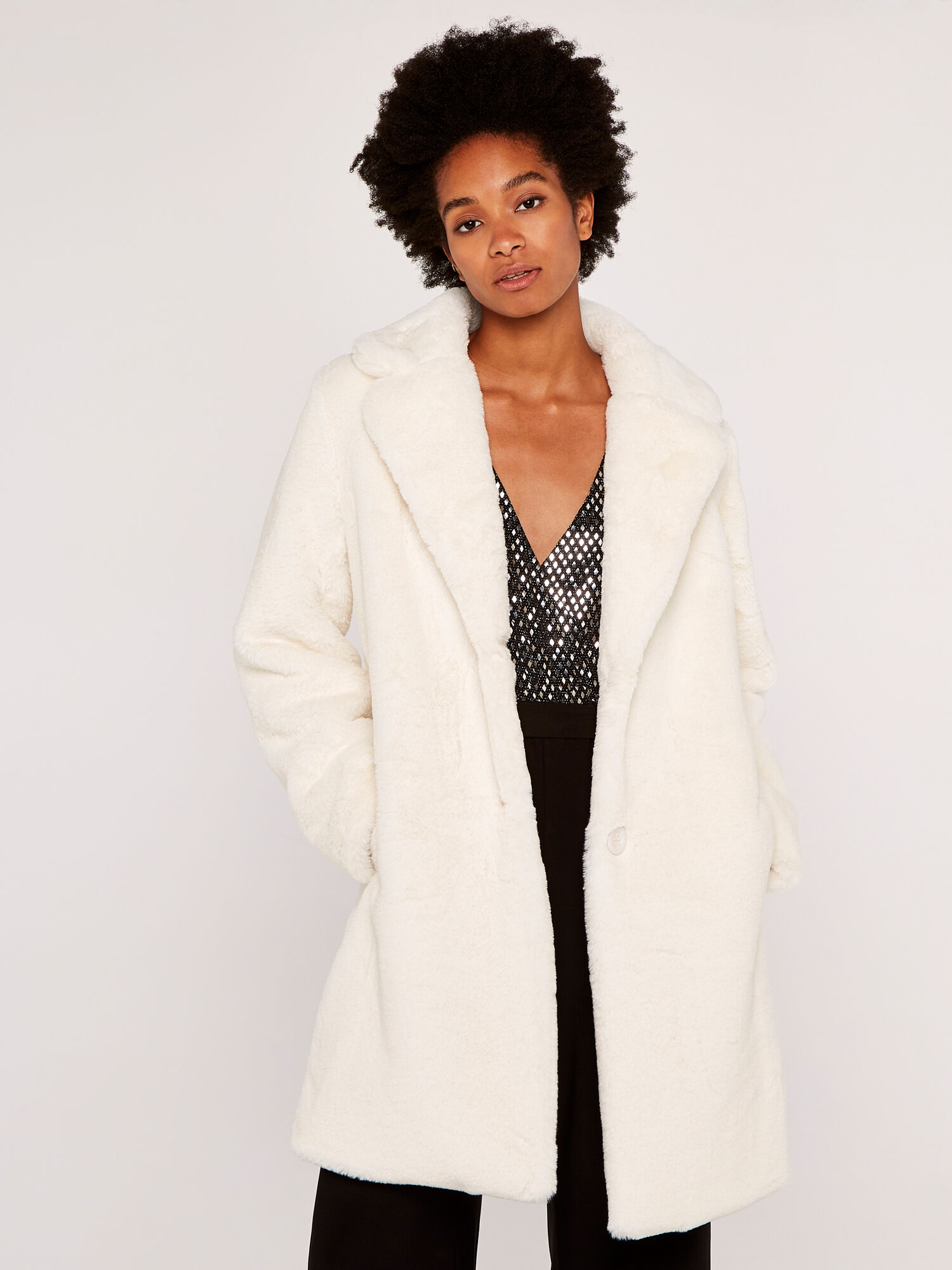 White faux fur clearance coat forever 21