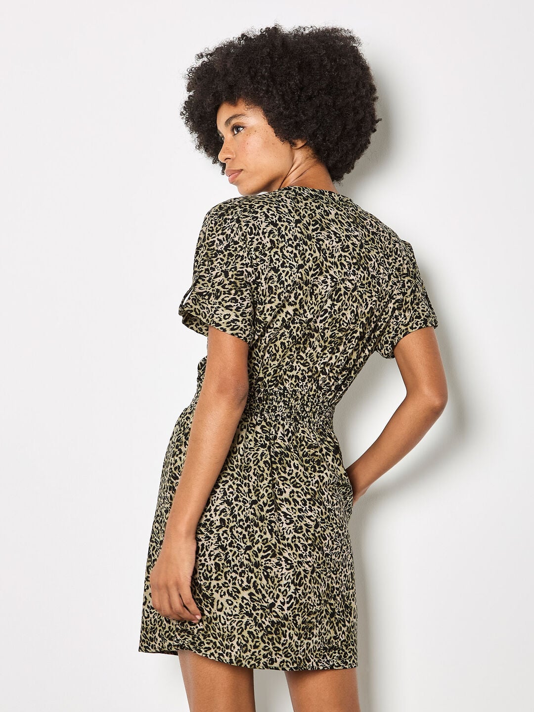 short sleeve cheetah dress Lavishia Brown Leopard Print Midi Dress Women's Wedding Guest Cocktail Slim Fit Round Neck Short Sleeve Pleated Mesh Slit Bodycon Elegant Ca,S