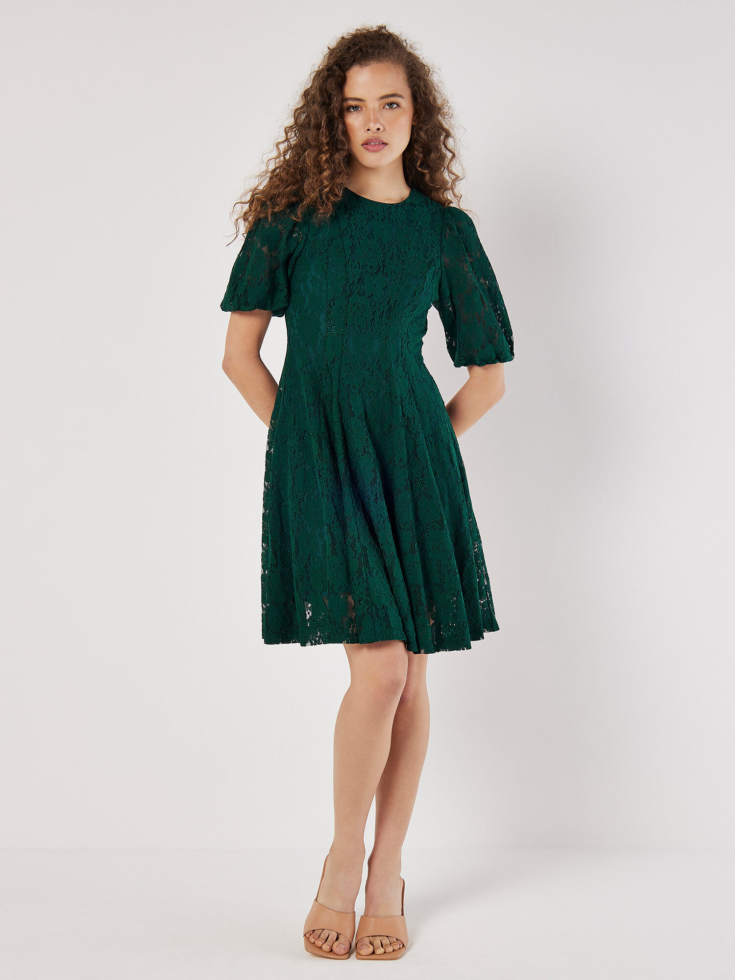Robe Patineuse Courte En Dentelle Fleurie Vetements Apricot