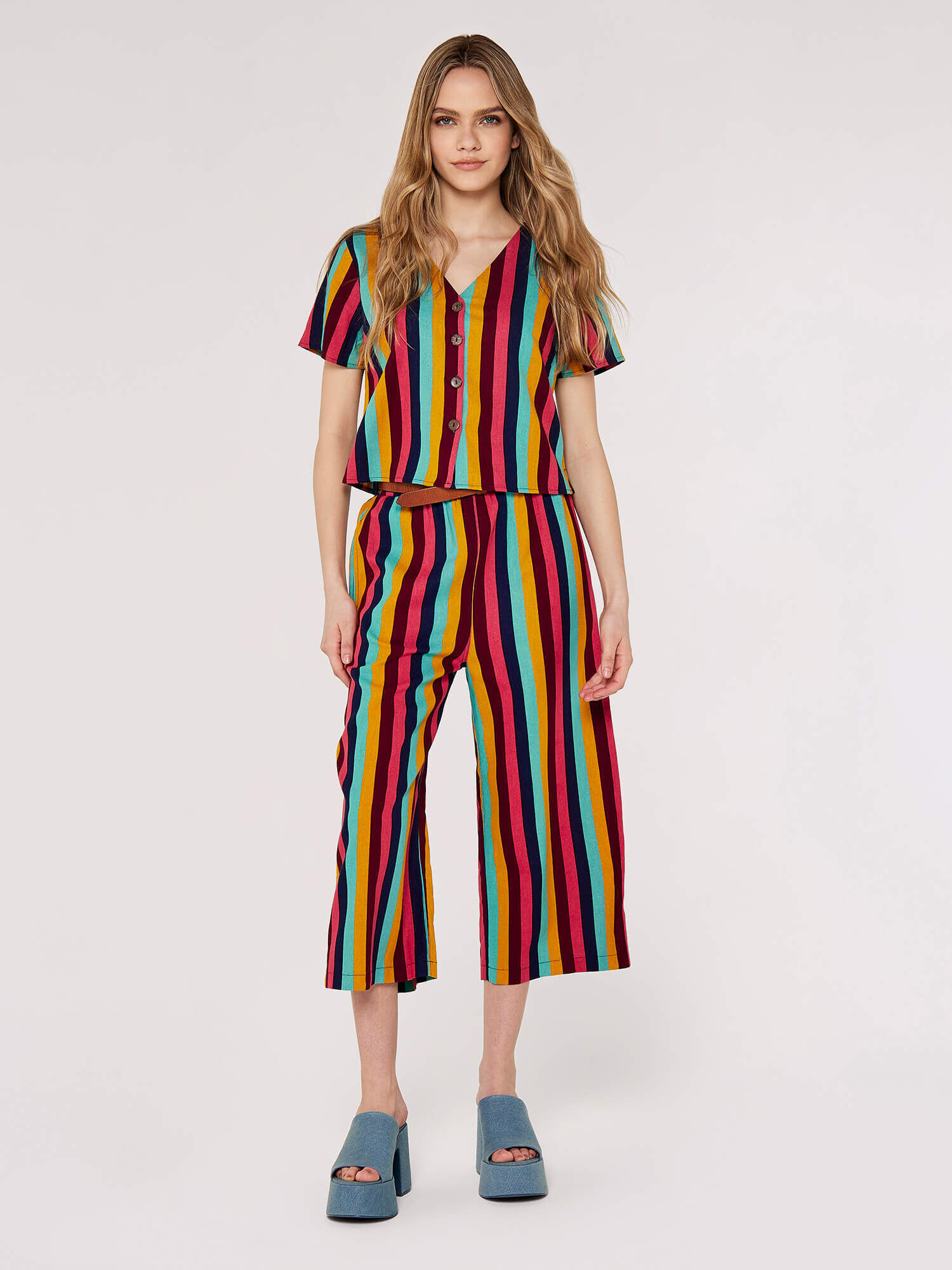 Haut Boutonne A Rayures Verticales Vetements Apricot
