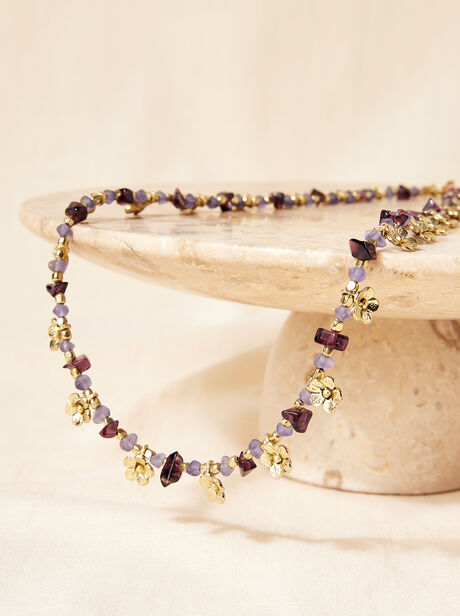 Goldene Halskette mit Blumen und Steinen