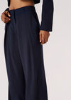 Pantalon ajusté doux à détails plissés, bleu marine, grand