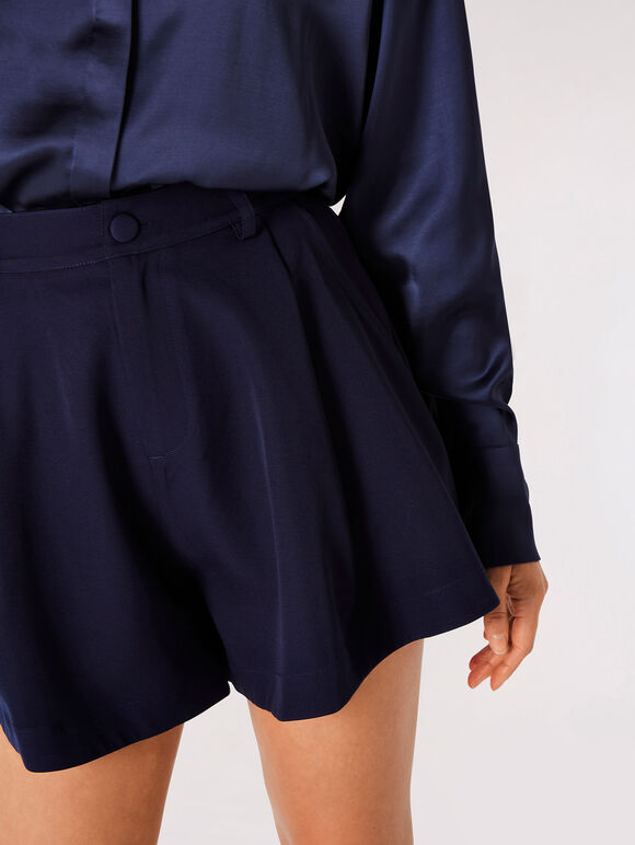 Short ajusté avec détails plissés, bleu marine, grand