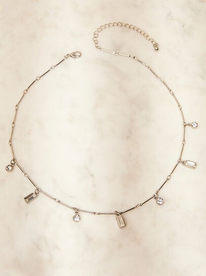 Silberfarbene Halskette mit Edelsteinanhänger