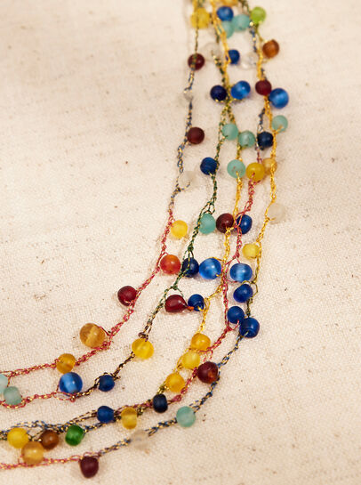 Collier de perles colorées superposées