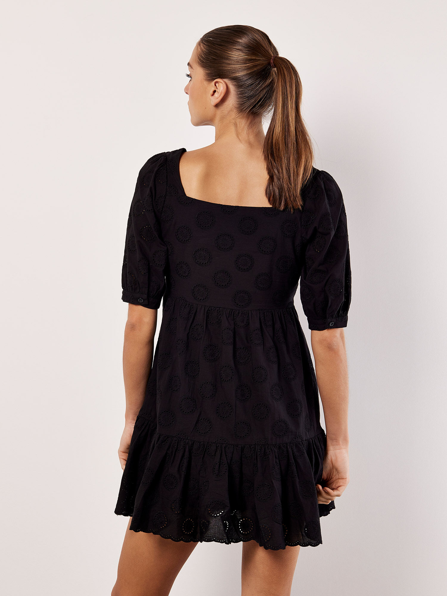 Mini Robe A Volants En Broderie Anglaise