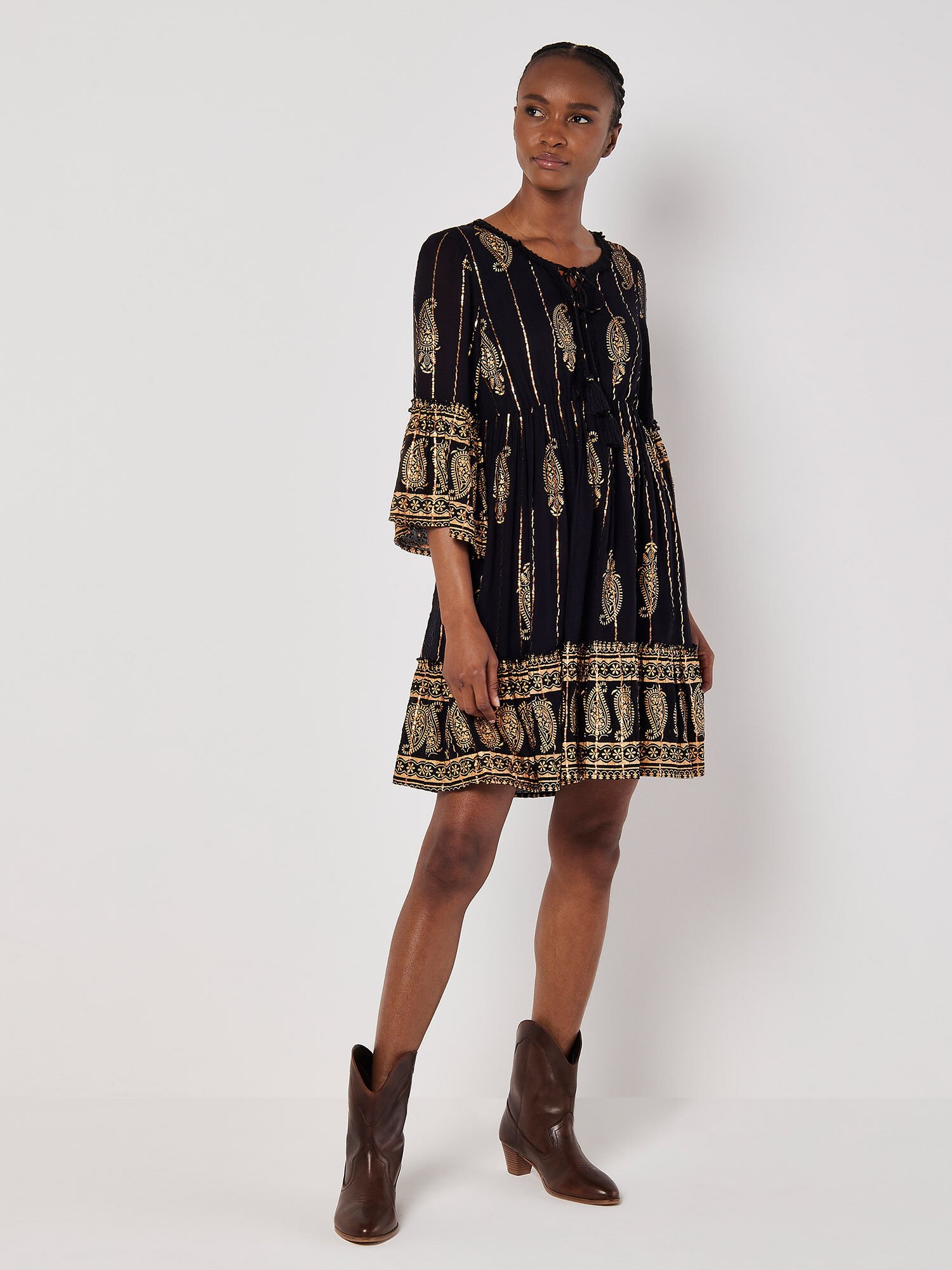 Robe Courte Scintillante A Motif Cachemire Vetements Apricot