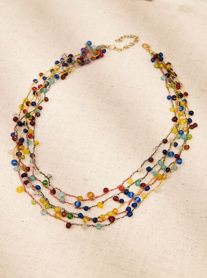 Collier de perles colorées superposées