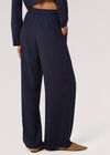 Pantalon ajusté doux à détails plissés, bleu marine, grand