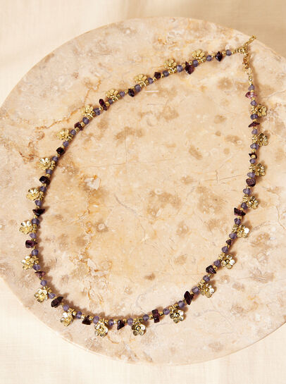 Goldene Halskette mit Blumen und Steinen