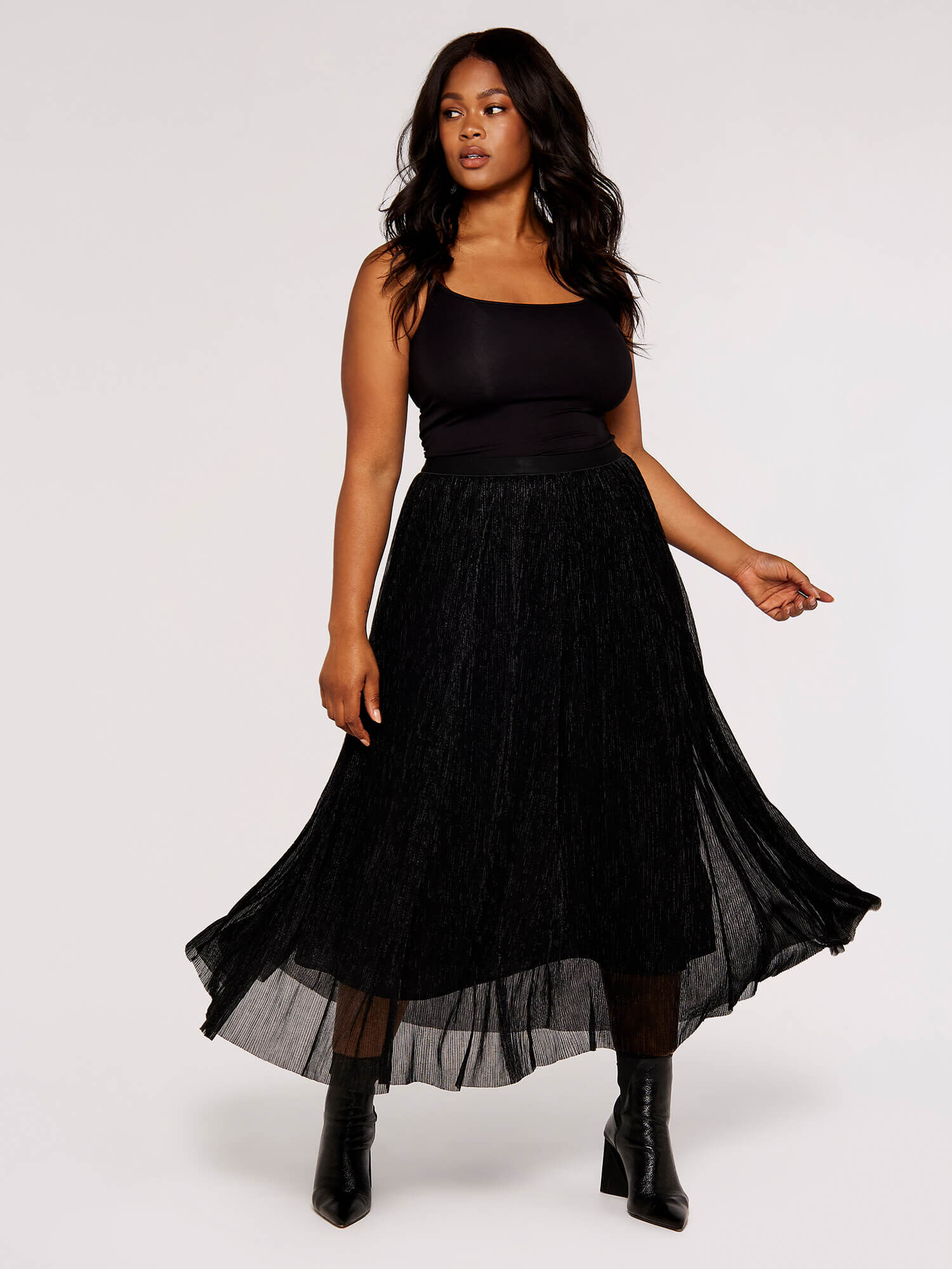 Black pleated skirt curve top