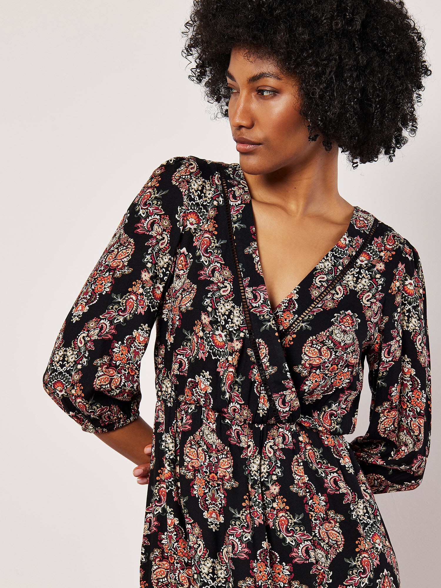 Robe Portefeuille Mi Longue A Imprime Cachemire Vetements Apricot