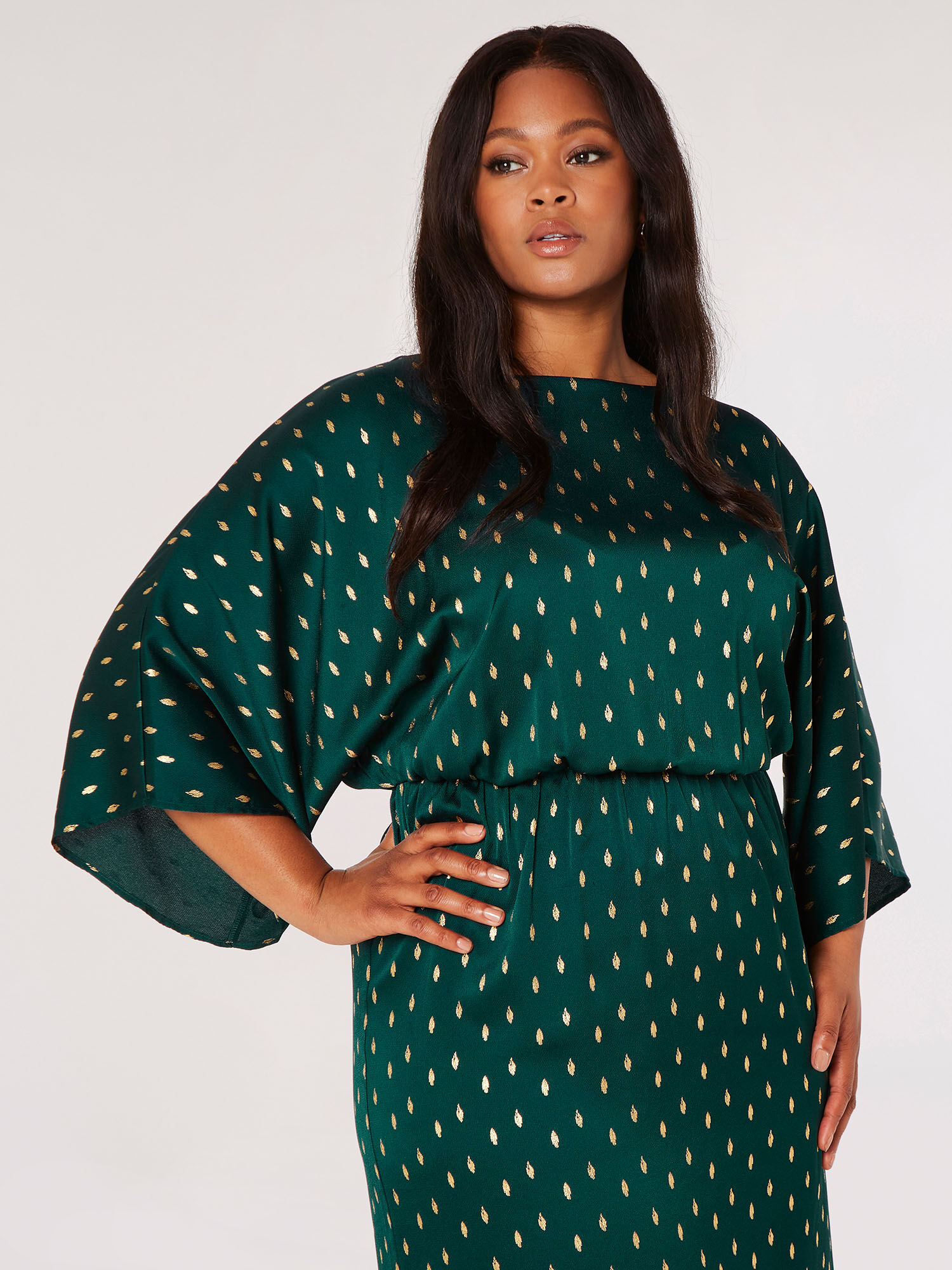 Robe Midi En Satin A Feuille D Or Curve Vetements Apricot