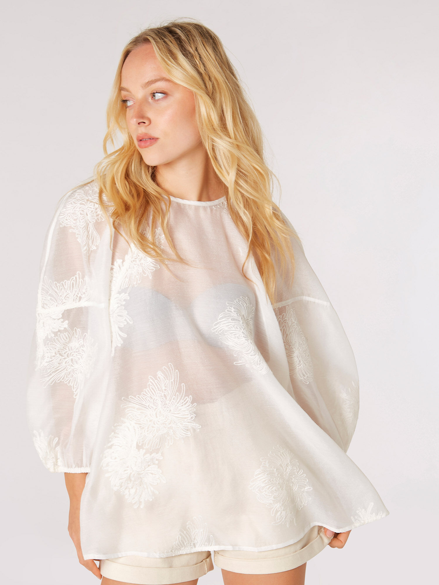 Blouse en organza brodee de fleurs Vetements Apricot