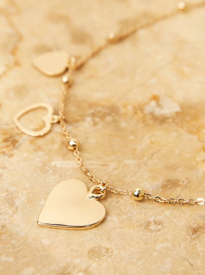 Goldfarbene Halskette mit mehreren Herzanhängern