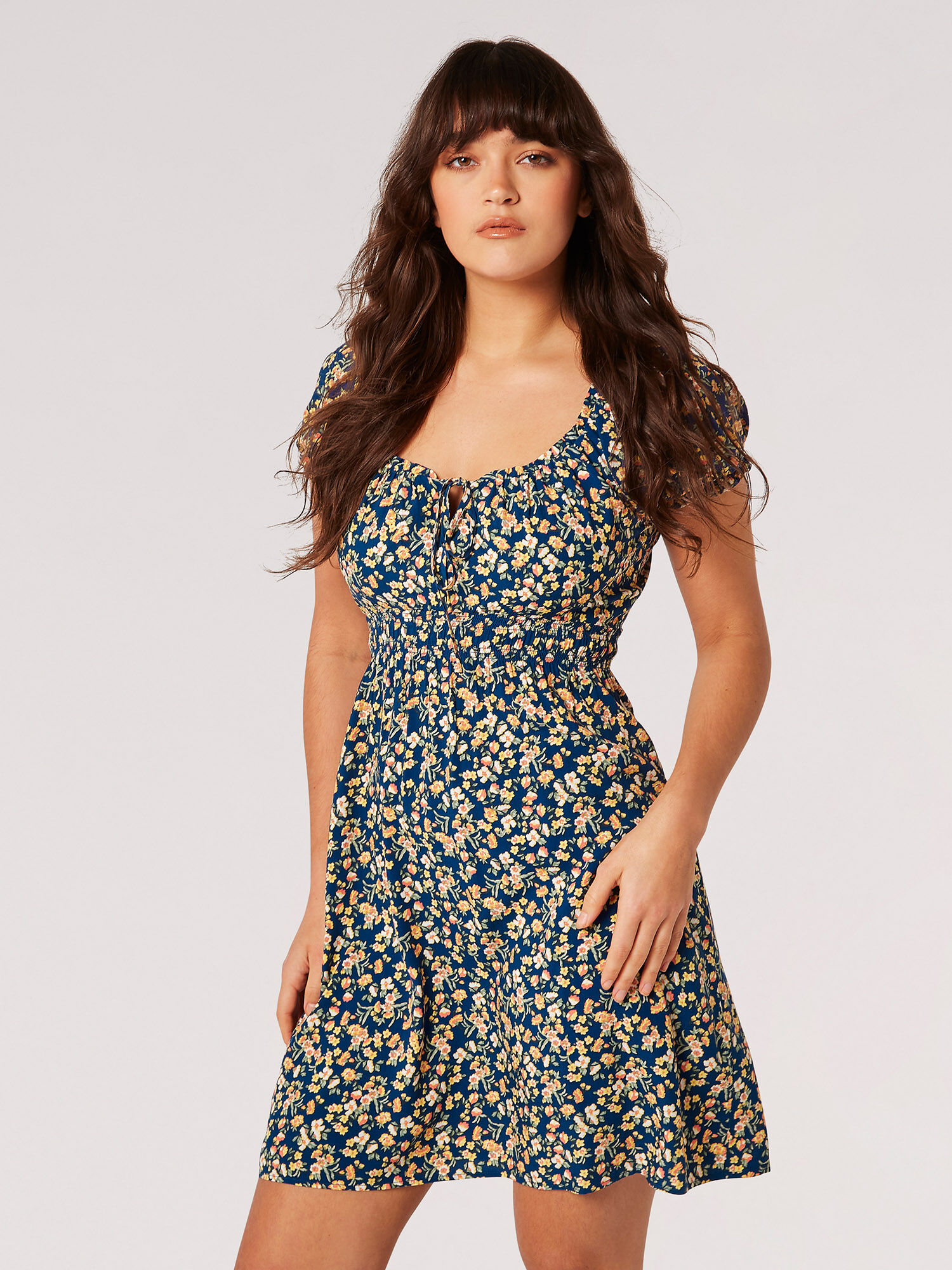 Mini robe de laitiere fleurie a petites fleurs Vetements Apricot