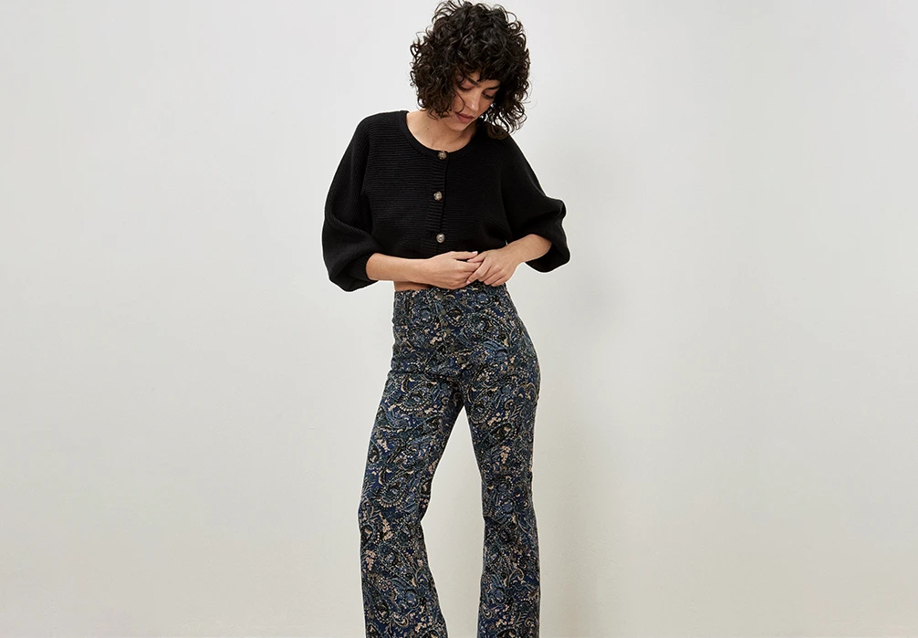 Discover Boho Chic. Think striking paisley and floral prints, earth-toned and colour-pop palettes, plus feminine details such as ruffles, tassels, and bell sleeves