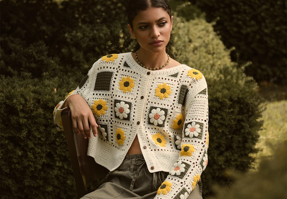 Elevate your summer wardrobe with feminine florals. From mini, midi & maxi dresses to tops, trousers & skirts, discover effortless elegance