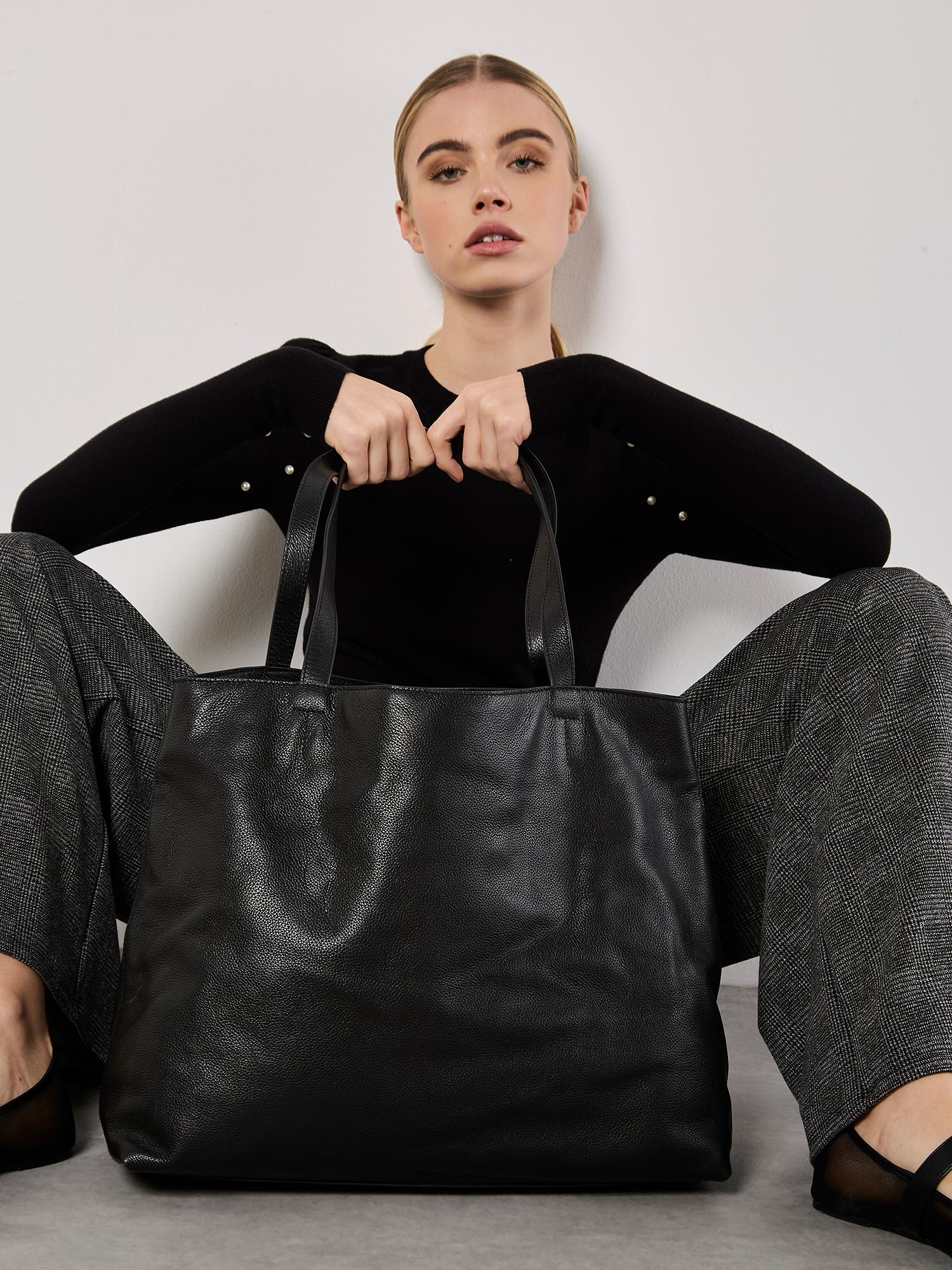 トートバッグ BLACK LEATHER TOTES 20224T01L001K.jpg